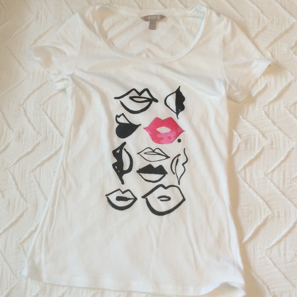 Banana Republic lips graphic tee